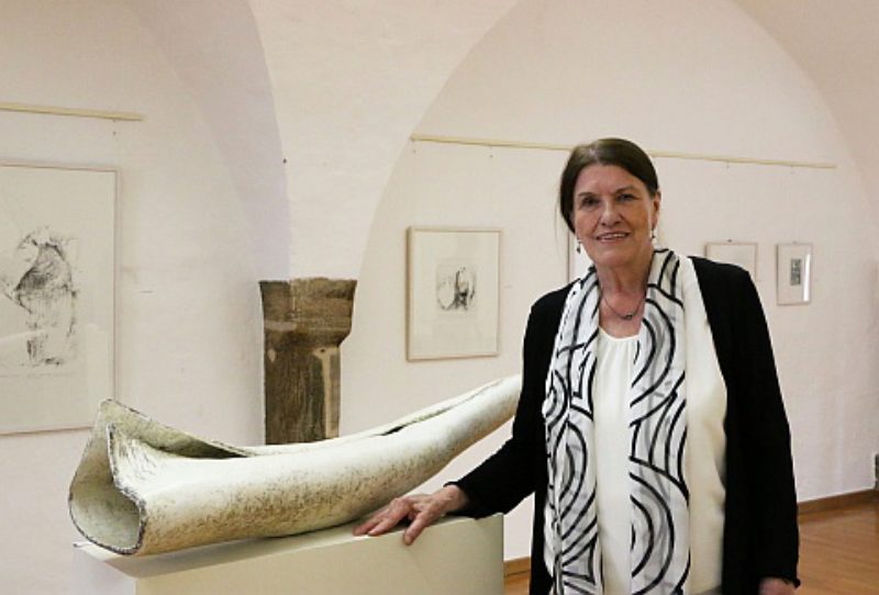 Sieglinde Bottesch mit ihrer Plastik "Quell" ...