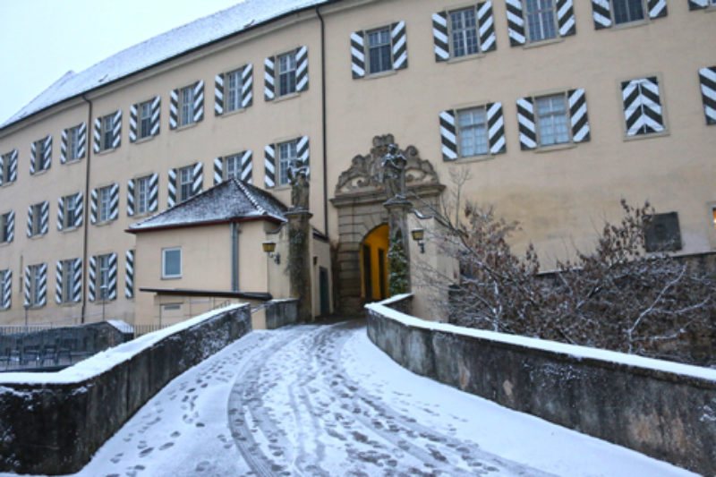 Blick auf das Eingangsportal von Schloss Horneck: ...