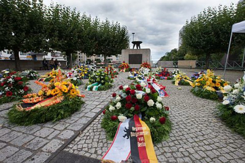 Kranzniederlegung am Mahnmal der deutschen ...