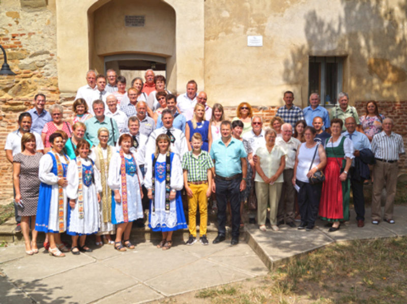 Teilnehmer des ersten Heimattreffens in Almen. ...