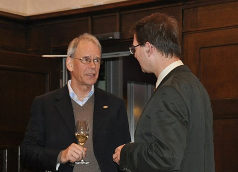 Dr. Ulrich Wien (rechts) im Gesprch mit ...