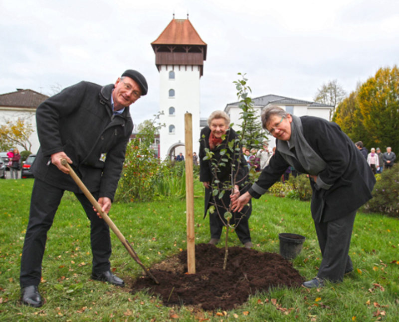 Im Park am „Turm der Erinnerung“ in Drabenderhhe ...