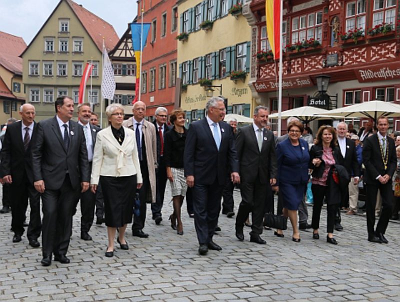 Ehrengste auf dem Weg zur Festkundgebung des ...