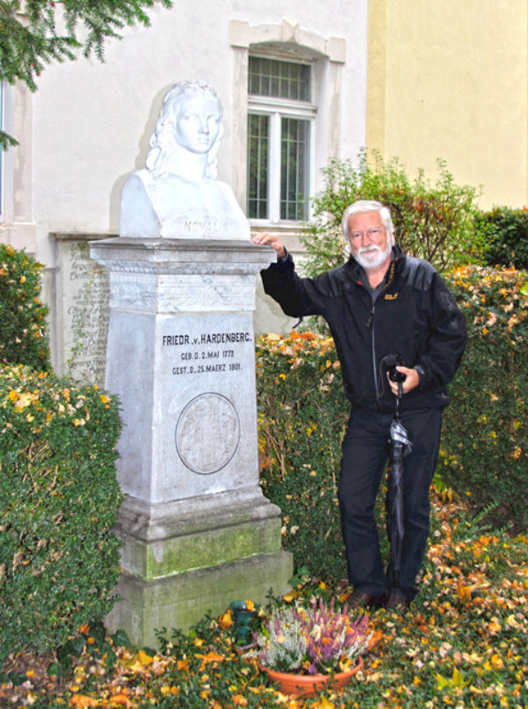 Horst Samson am Novalis-Denkmal. Foto: Erwin ...