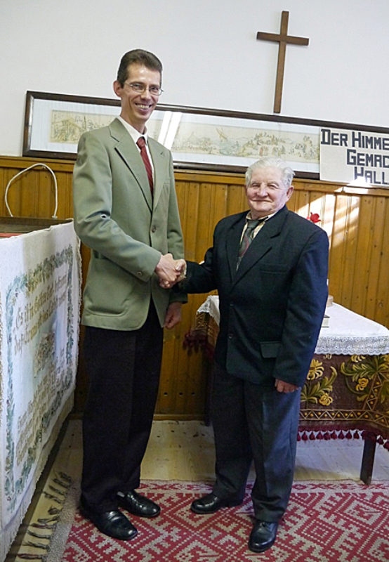 Altkurator Alfred Gross (rechts) mit seinem neu ...