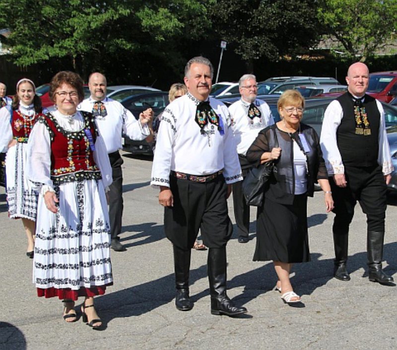 Einzug der Trachtentrger und Ehrengste in das ...