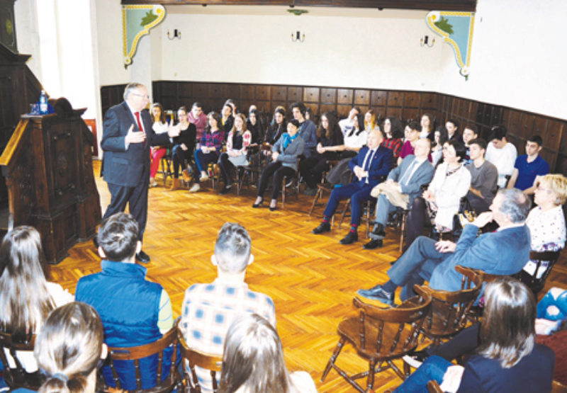 Norbert Kartmann bei seinem Vortrag in der Aula ...