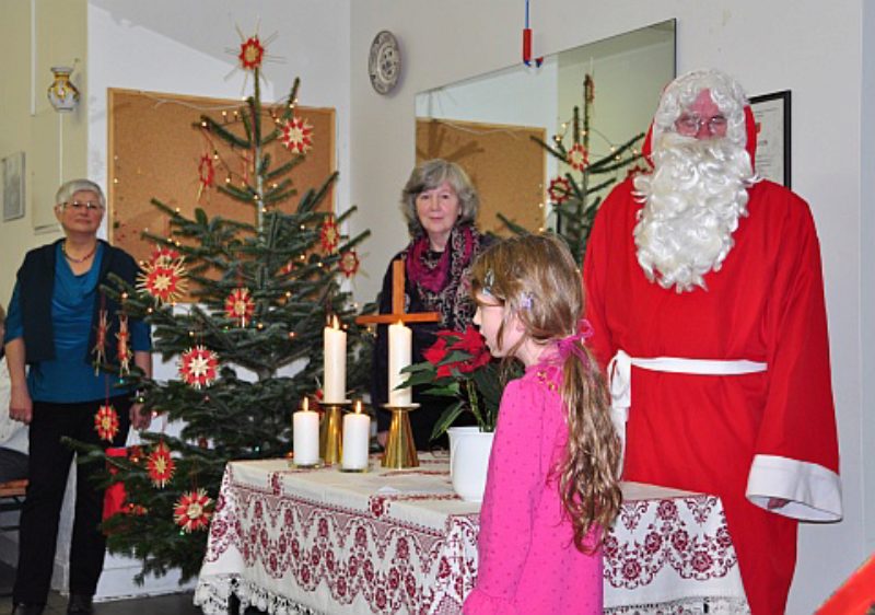 Nikolaus bei der Bescherung in Kln. ...