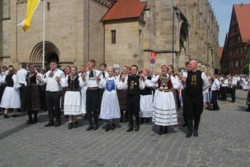 Aufmarsch der Tanzgruppen aus NRW beim Kronenfest ...