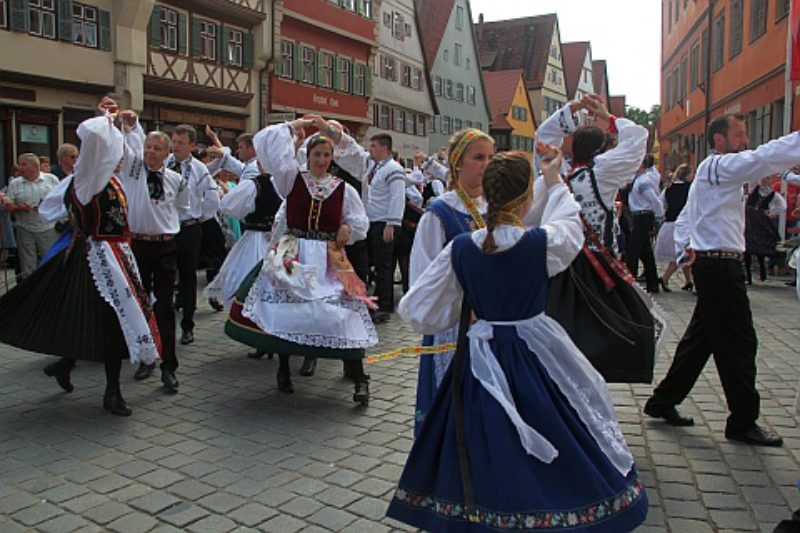 Flotte Tnze beim Kronenfest in Dinkelsbhl. ...