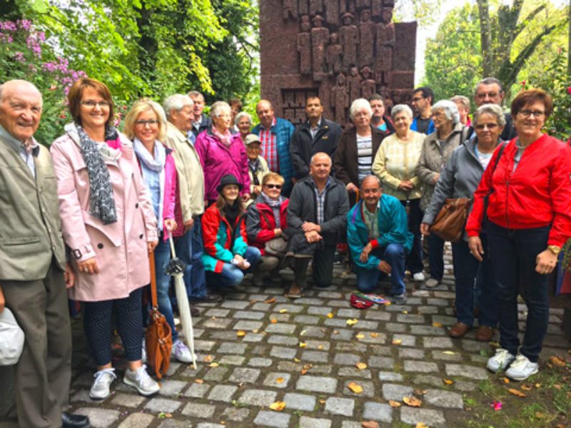 Teilnehmer der Reisegruppe aus Landsberg vor der ...