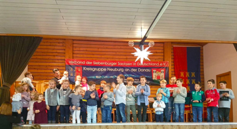 Kinder in Neuburg beim gemeinsamen Singen. Foto: ...