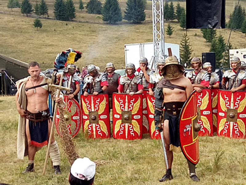 Ohne Helm: Der blonde Gladiator Uwe (links), mit ...