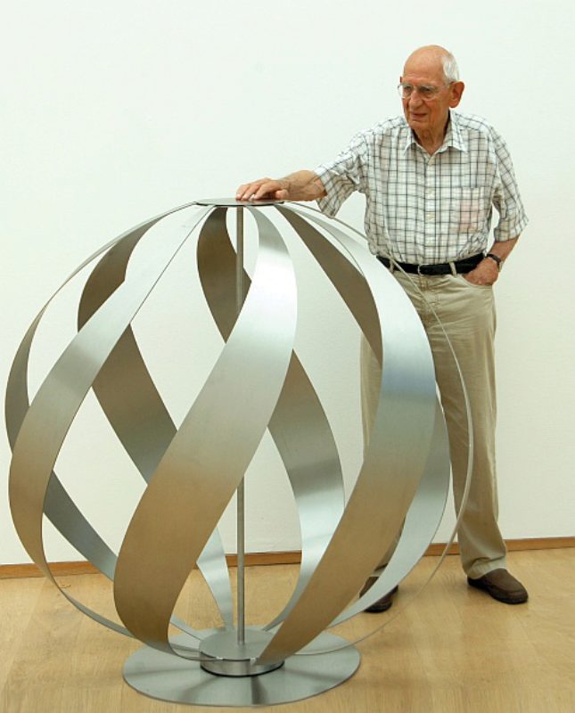Roland Phleps mit seiner Skulptur „Flammenkugel ...