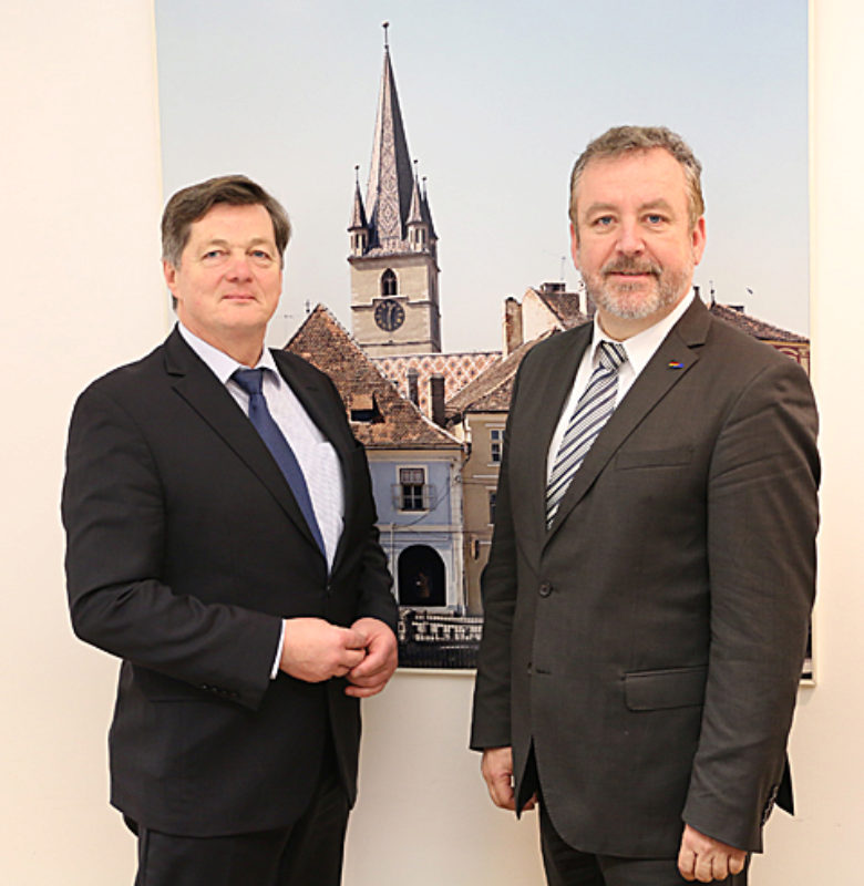 Eckhard Pols (links) und Dr. Bernd Fabritius. ...