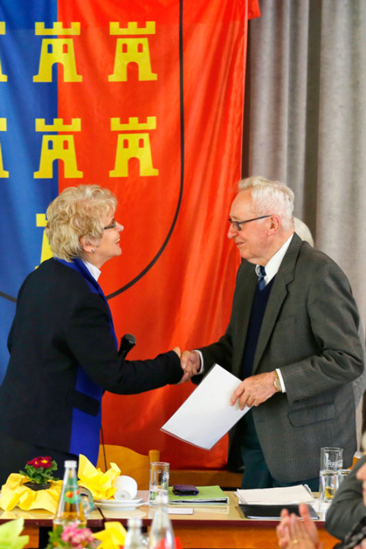 Herta Daniel gratuliert dem Ehrenkassier Reinhard ...