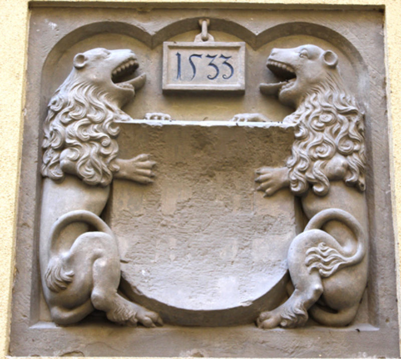 Wappenstein im Innenhof von Schloss Horneck mit ...