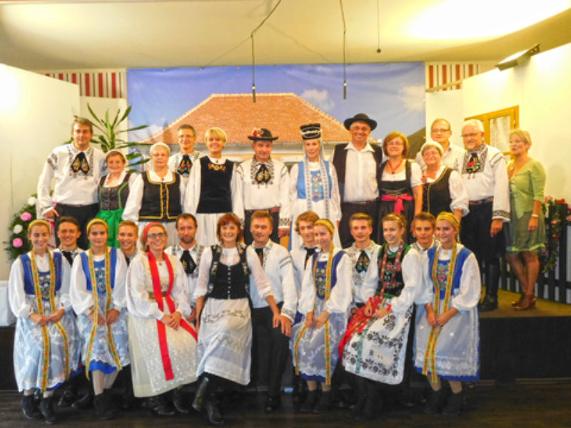 Theatergruppe und Tanzgruppe vor der ...