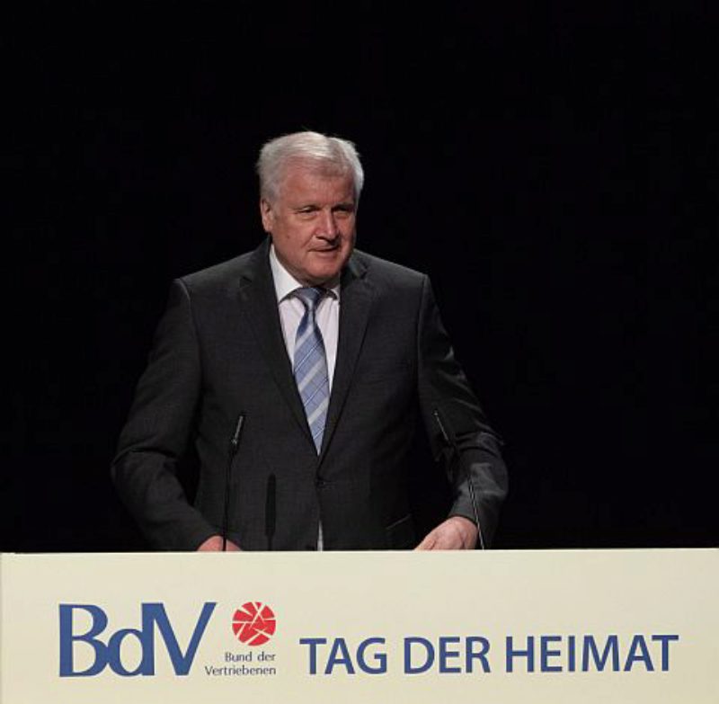 Bundesinnenminister Horst Seehofer hlt die ...