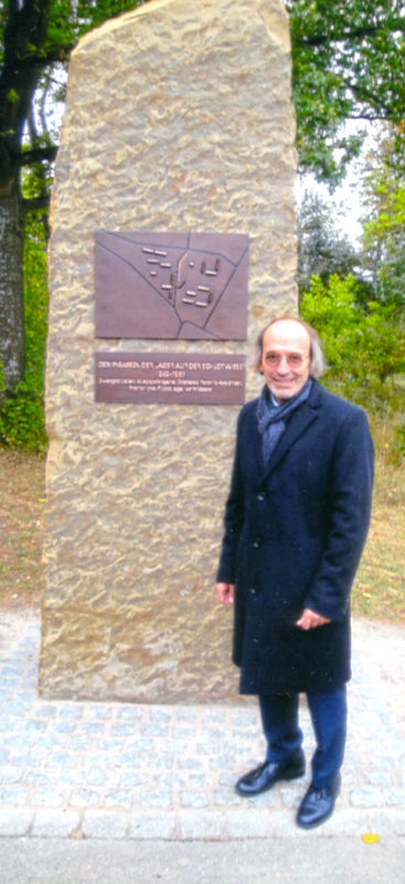Dr. Mathias Beer vor dem Gedenkstein „Lager auf ...
