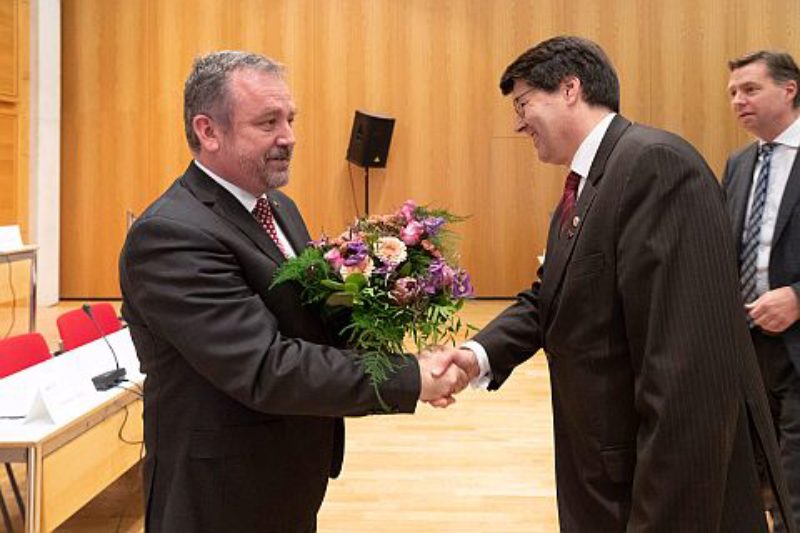 Der Bundesaussiedlerbeauftragte Dr. Bernd ...