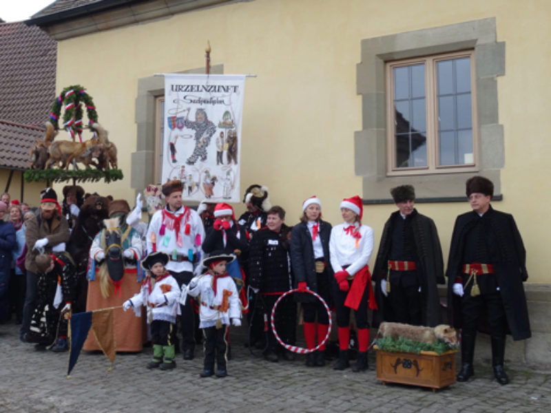 Die Brauchtumsfiguren im Pfarrhof. ...