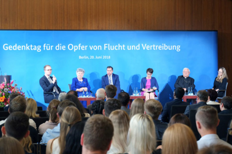 Die Teilnehmer der Podiumsdiskussion im BMI (von ...