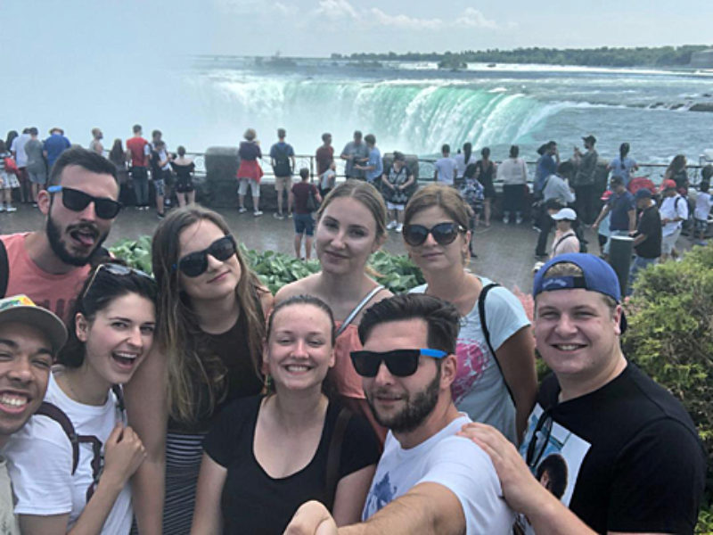 Gruppenselfie bei den Niagara Falls, Kanada. ...