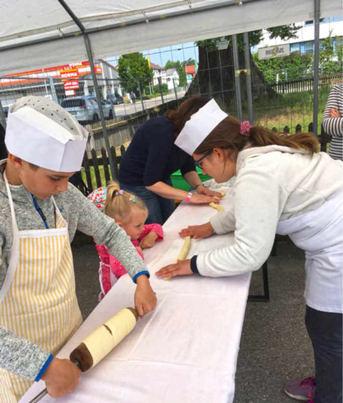 Natalie Bertleff hilft den Kindern beim ...