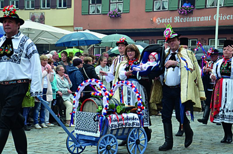 Alle Generationen gehen im Trachtenumzug mit, und ...