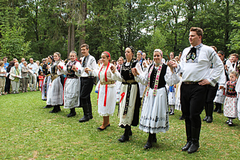 Aufstellung zum Tanz unter der Krone. Fotos: ...