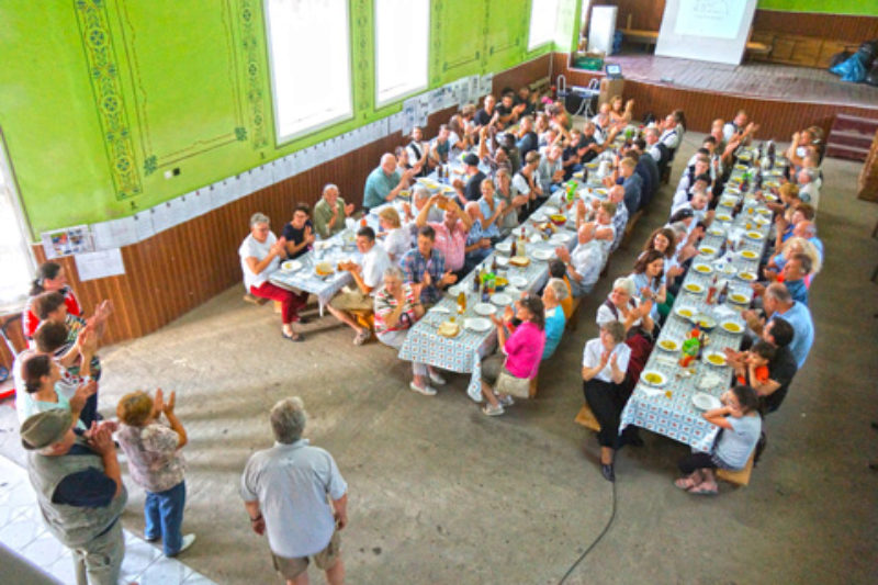 Abschlussfeier im Gemeindesaal in Martinsdorf. ...