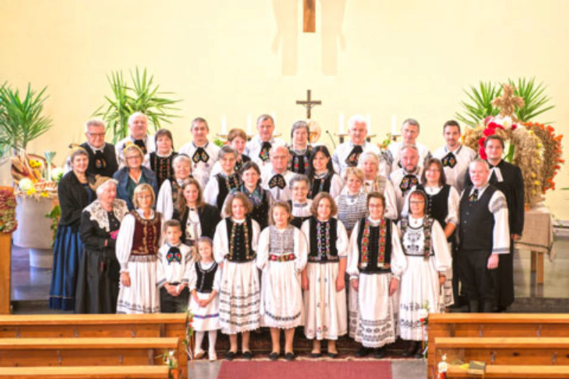 Gruppenbild in Tracht beim Erntedankfest in ...