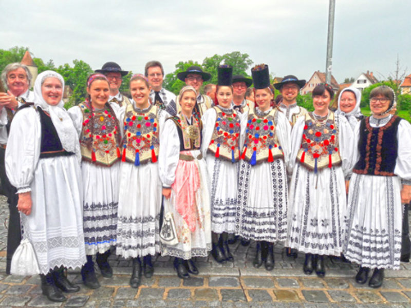 Mitglieder der Siebenbrger Jugend und der Alten ...