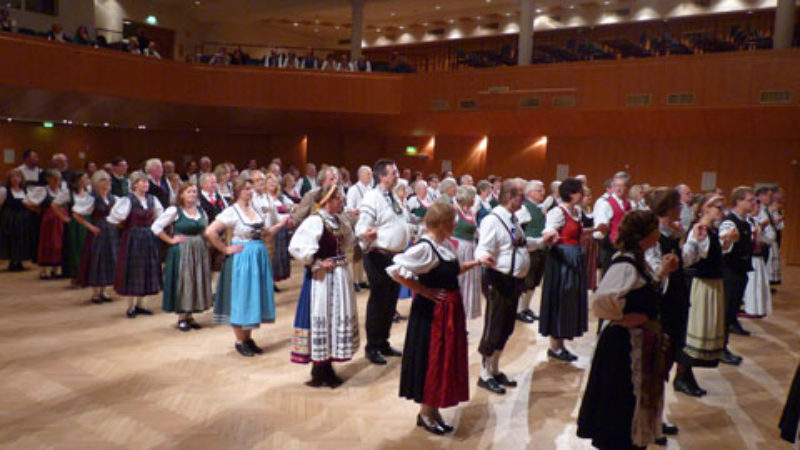 Die Siebenbrger Volkstanzgruppe Wels in Aktion. ...