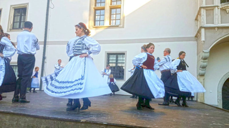 Schwungvolle siebenbrgische Volkstnze wurden ...