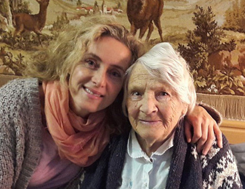 Die Autorin Eva Paul mit ihrer Großmutter Susanna ...