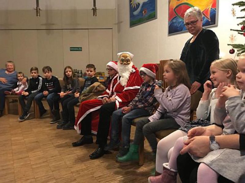 Der Nikolaus nimmt inmitten der Kinder die ...