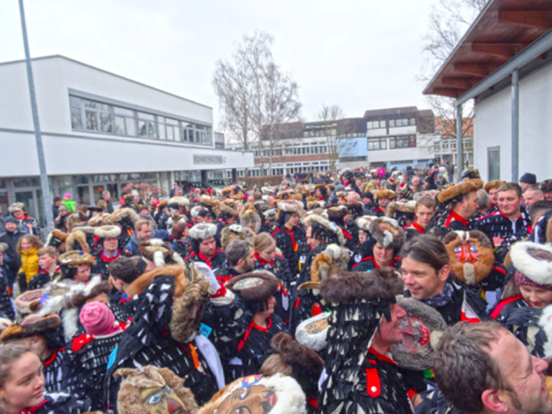 Die Urzeln mittags vor dem Einzug in die Halle. ...