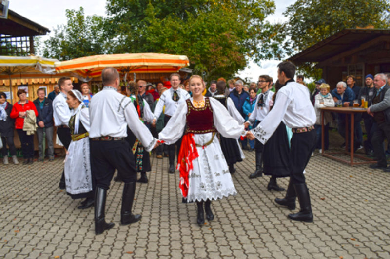 Die Tanzgruppe Augsburg trat am 3. Oktober 2017 ...