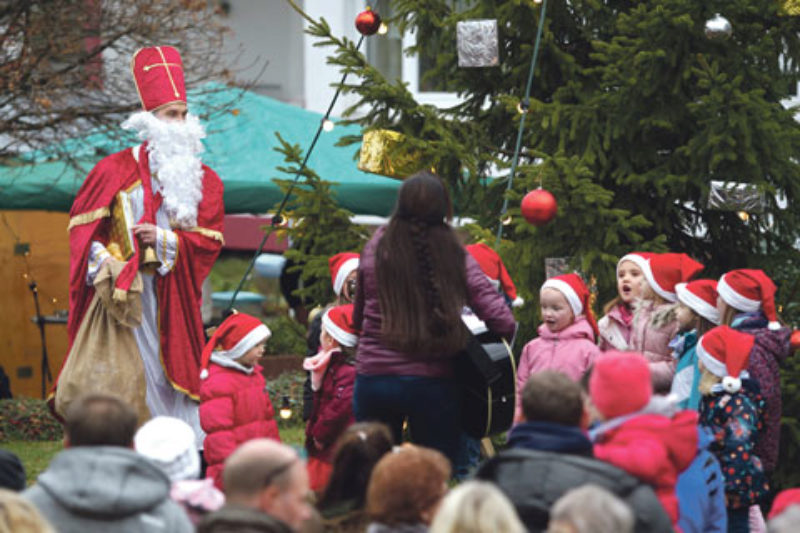 Beim Weihnachtsmarkt sangen die „Drabenderhher ...