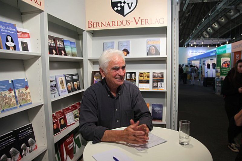 Romanautor Helmut Erwert auf der Frankfurter ...