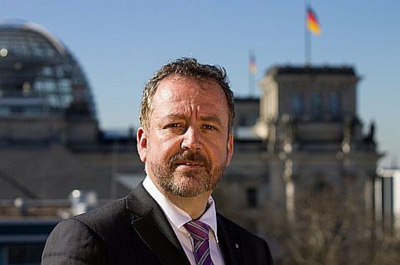 Dr. Bernd Fabritius vor dem Reichstagsgebäude in ...