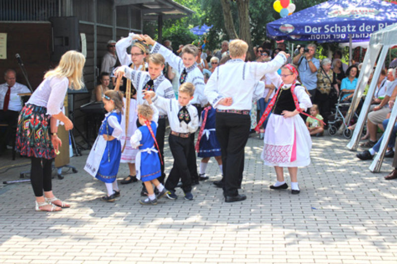 Mitglieder der Jugendtanzgruppe untersttzen die ...