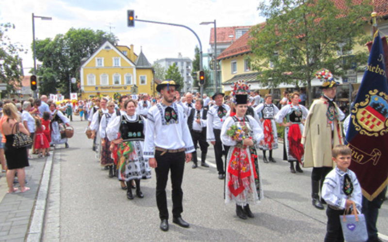 Die Nachbarschaft Garching nahm am Festumzug der ...