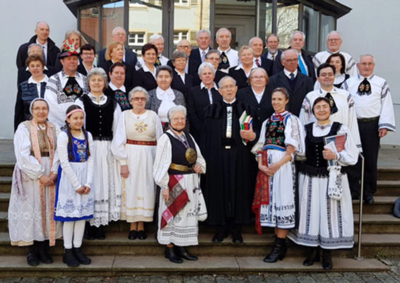 Trachtentrger mit Pfarrer Hans Dietrich ...