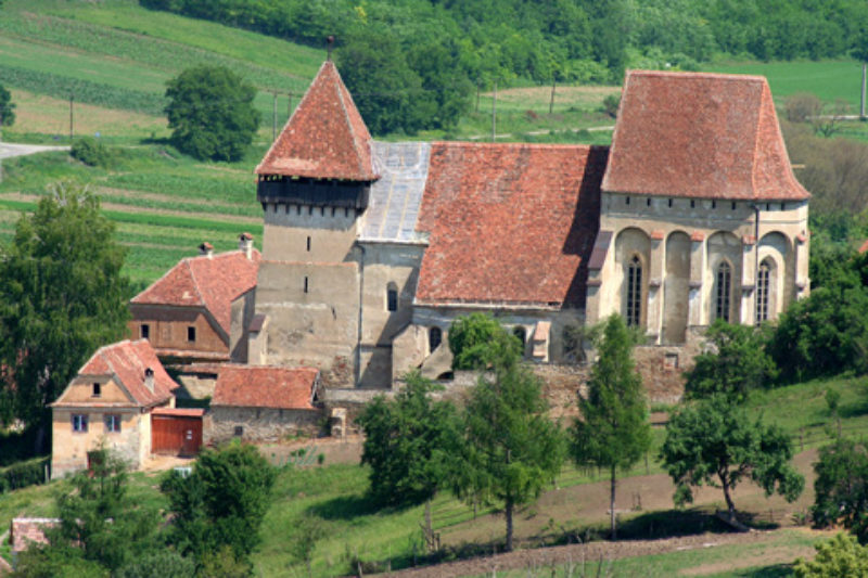 Das teilgedeckte Kirchendach in Grokopisch. ...