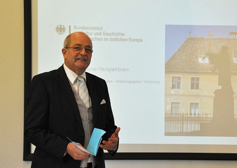 Dr. Konrad Gündisch während eines Vortrages am ...