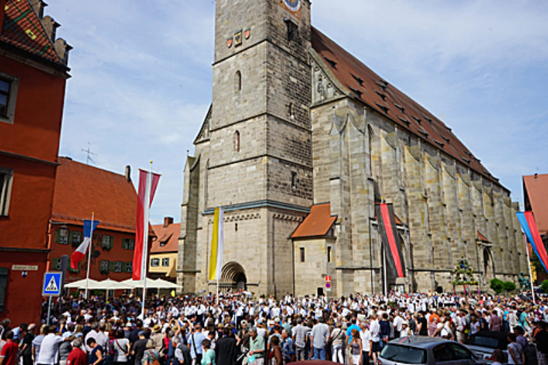 Der Trachtenumzug fhrt auch an der katholischen ...