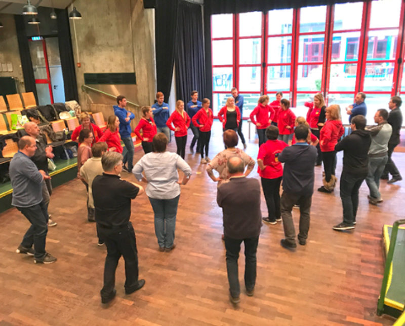 Tanzen in groer Runde beim Tanzseminar in ...